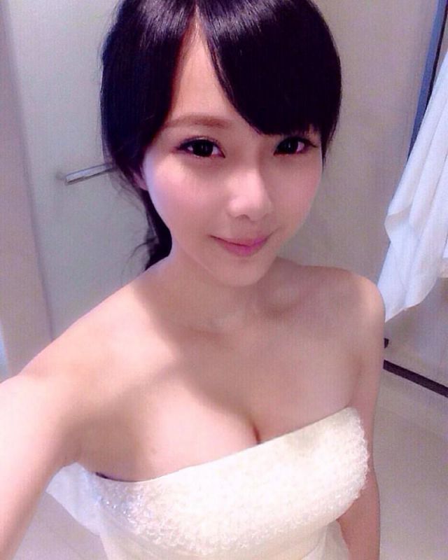 台湾学生妹刘坊萱清纯自拍写真图片