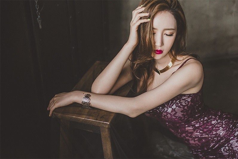 美腿美女李妍静吊带深紫色蕾丝裙性感妖娆人体艺术照