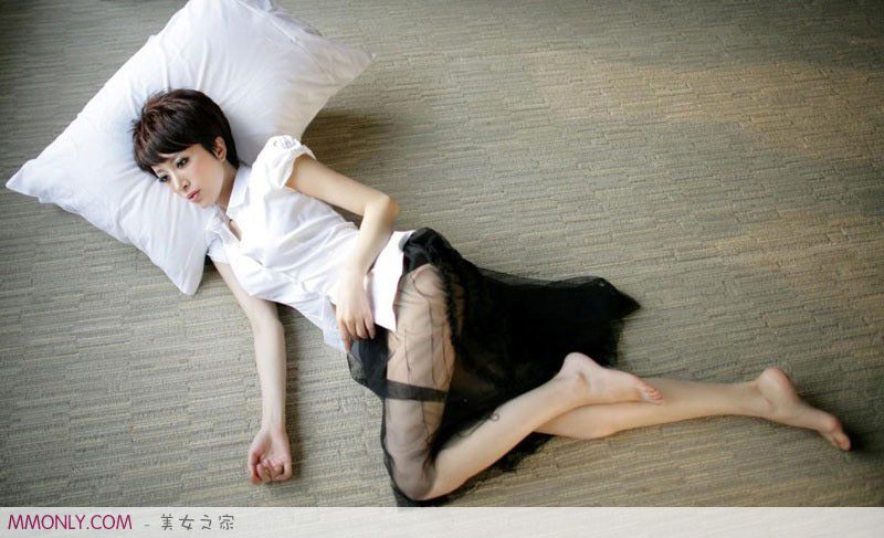 妩媚短裙美女私房性感写真