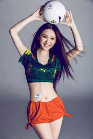 推女神叶佳颐泳池性感比基尼秀