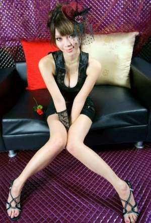 白皙酥胸美女私房写真