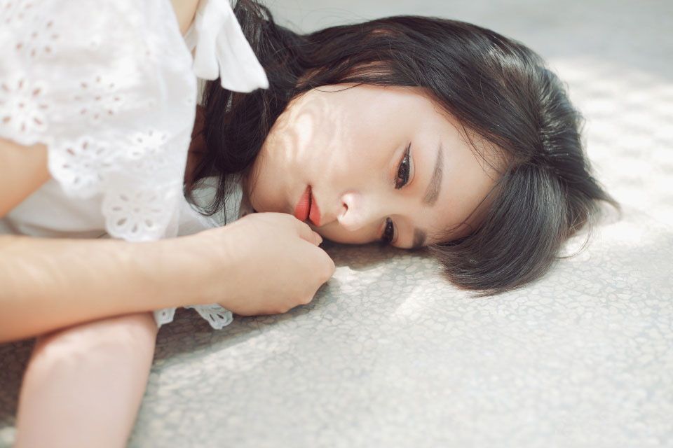 甜美阳光美女室内高清写真