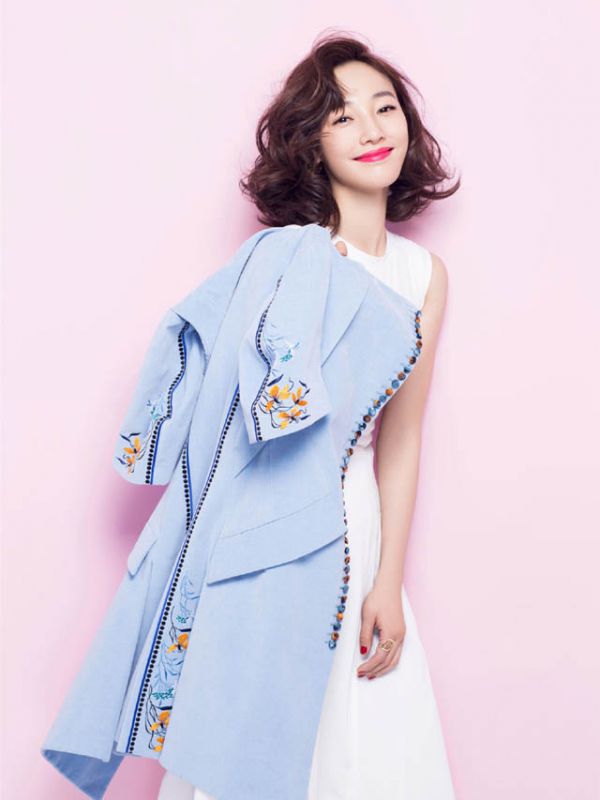 白百何时尚写真大片展甜美笑容
