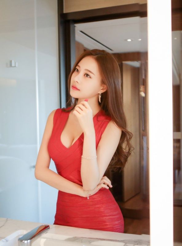 蜂腰美腿气质美女模特红色V裙卫生间巨乳辣妹丰满写真