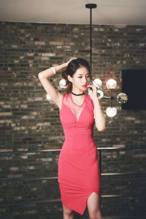 韩国美女模特红裙低胸美乳性感蛇腰勾魂诱惑写真