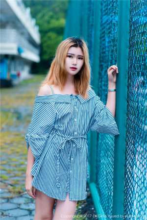 金发校花美女婷婷露肩裙户外大尺度人体艺术摄影