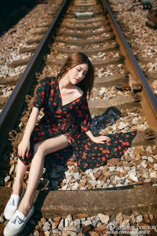上海美女车模周思迪性感长腿写真