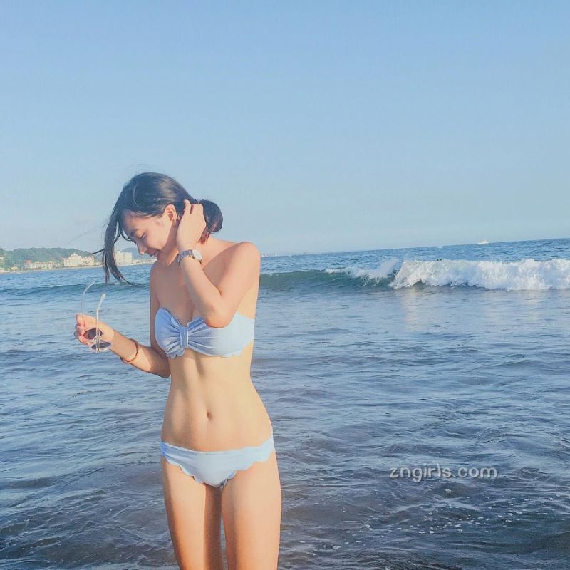 水嫩正妹品研沙滩比基尼秀性感美肌酮体海边玩水旅拍