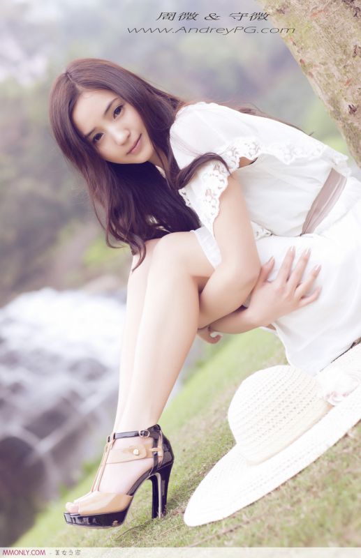 清新美女周薇户外迷人写真