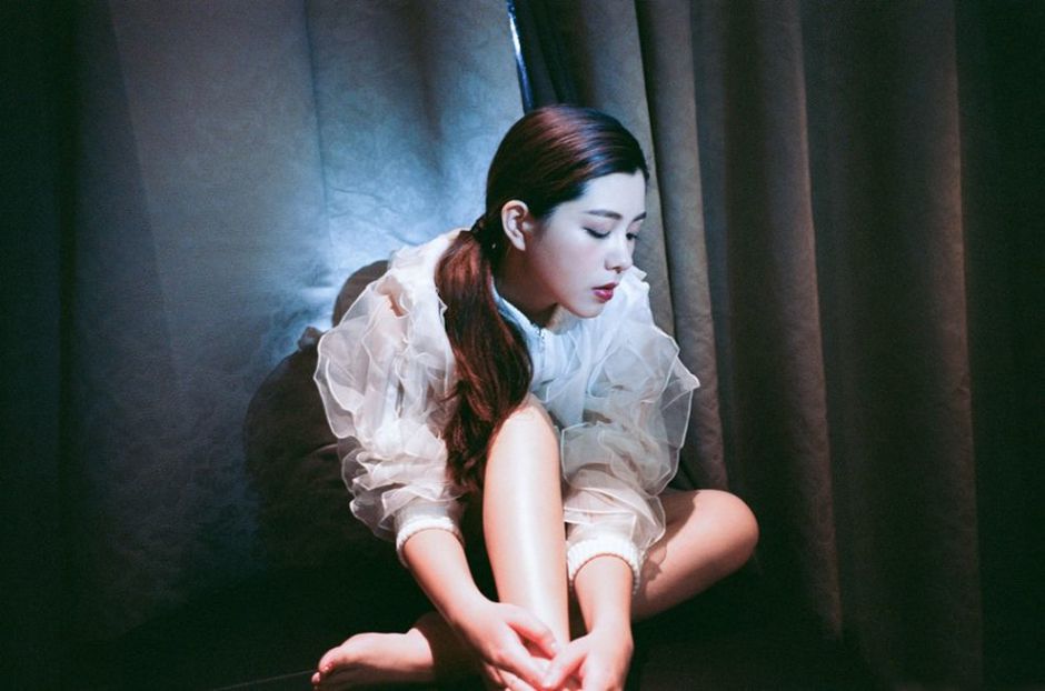 朱婧妩媚白衬衫性感写真