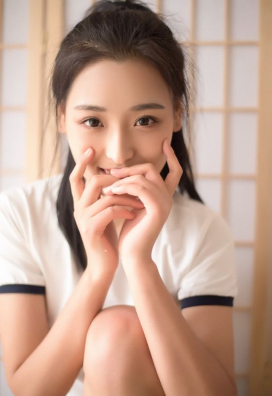 水灵灵少女校花学生装咬啃面包清纯性感生活写真
