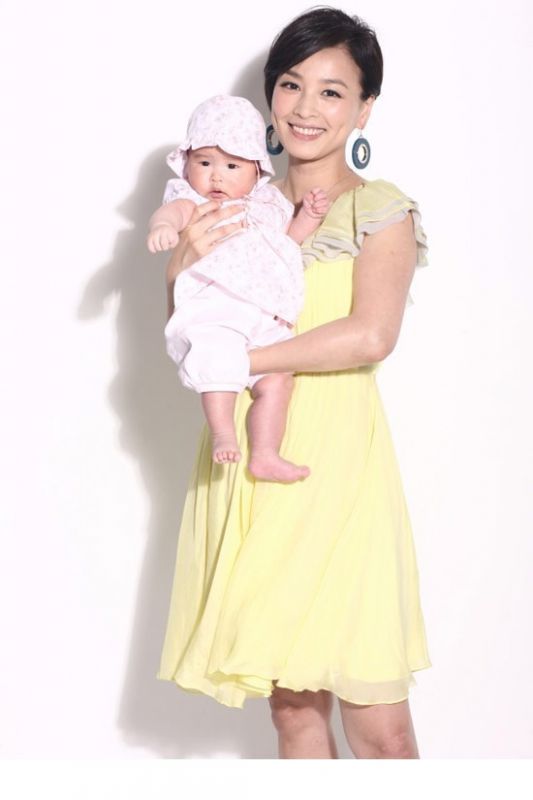 女星张庭抱女儿甜蜜高清写真