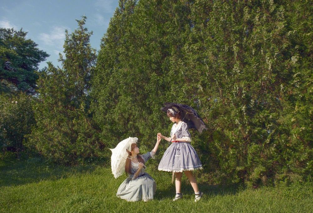 街拍姐妹花洛丽塔梦幻格子女仆装可爱诱惑大胆写真