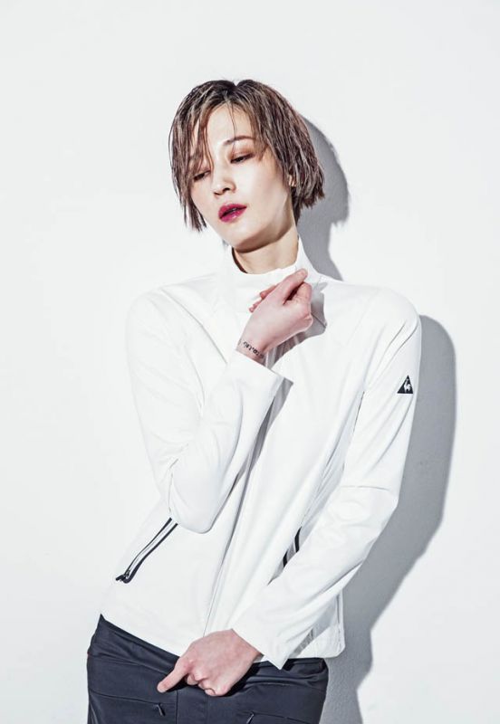 李英真时尚运动装写真秀迷人美腿