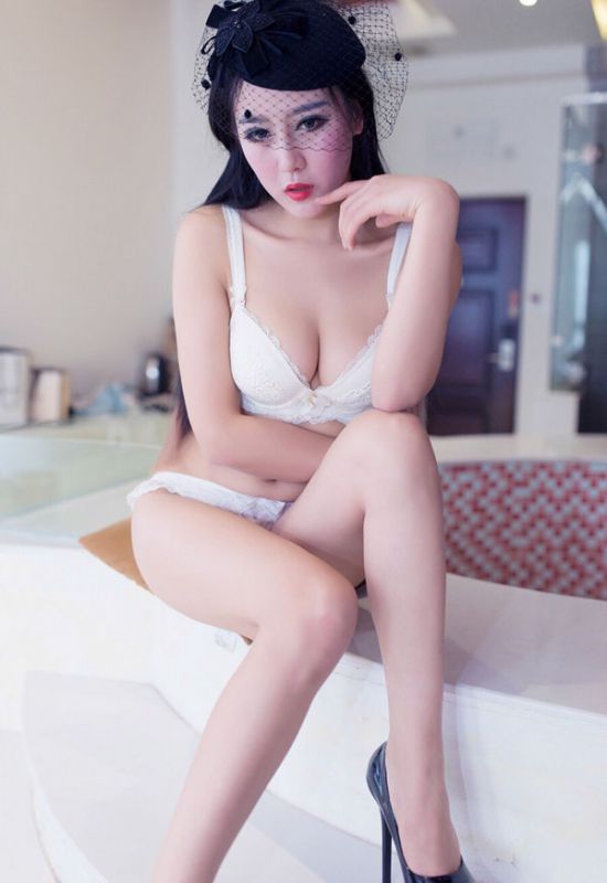 白色内衣美女性感诱惑写真图