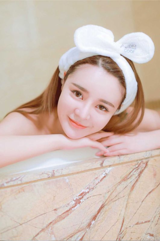 水嫩白皙妹妹浴袍裹胸诱人水灵美女性感诱惑私房写真