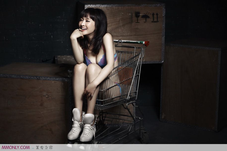 性感内衣美女郑亦桐私房写真