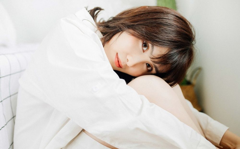 童颜美乳少妇白衬衣小粉内裤美腿私房撩人销魂照片