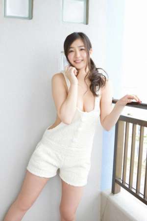 甜美日本美女旅拍性感写真