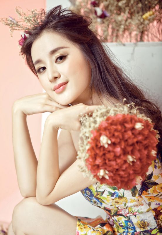 内地女演员郑媛元时尚写真宛若纯美花仙子