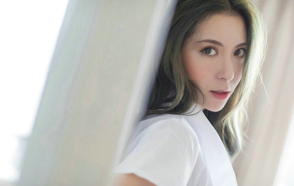 俄罗斯混血美女白衬衫露修长美腿制服诱惑销魂激情照