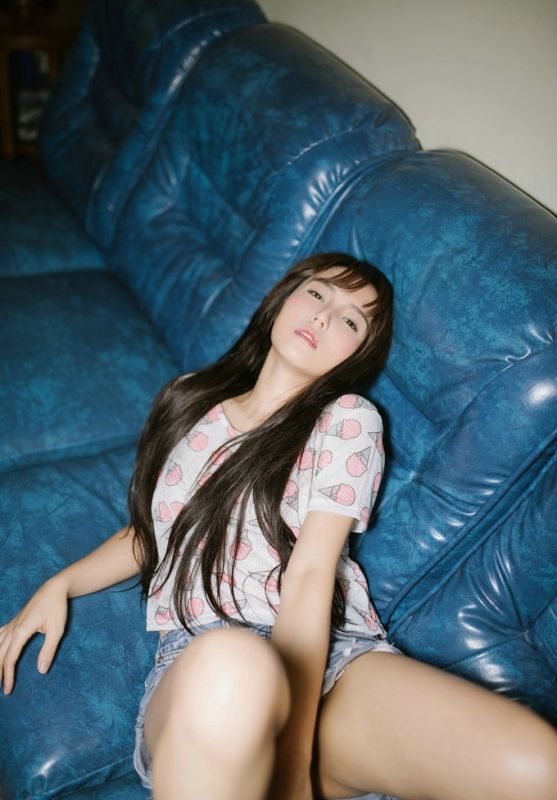 清纯碎花裙妹子迷离眼睛情愫初开性感闺房写真