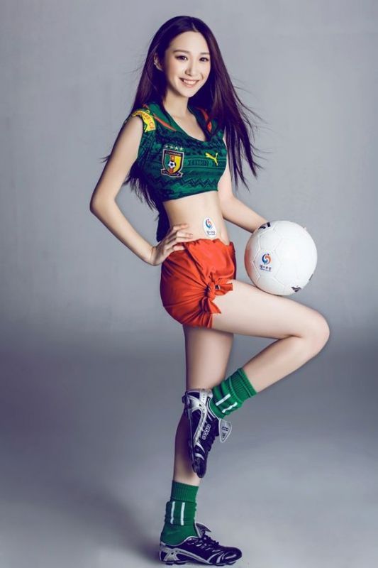 推女神叶佳颐泳池性感比基尼秀