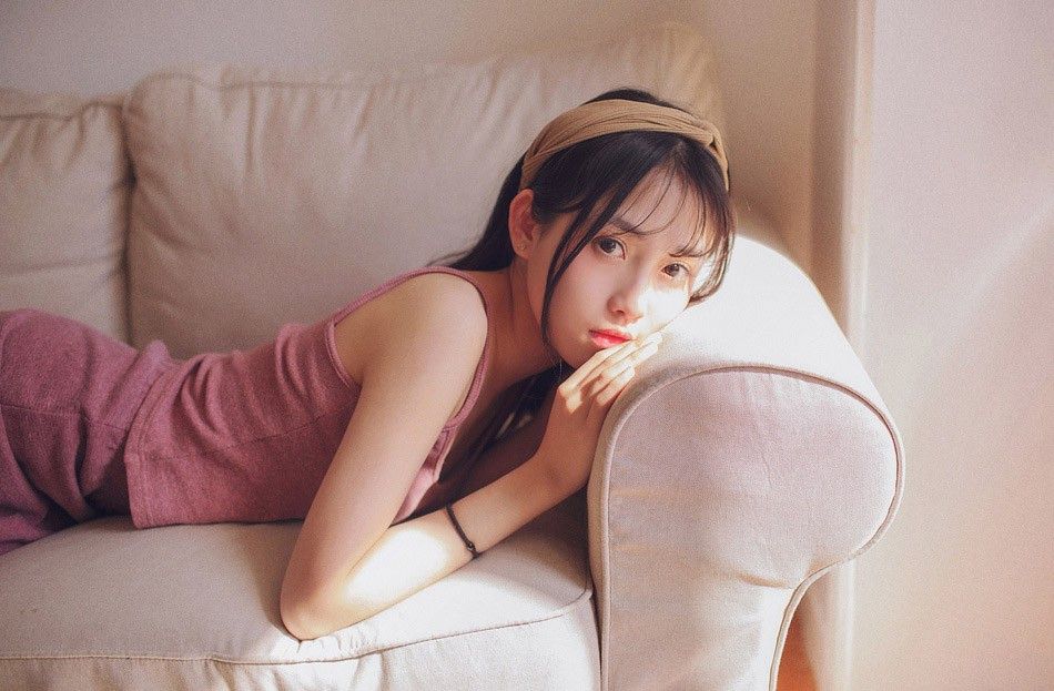 居家萌甜小公举粉红吊带模特身材小清新写真