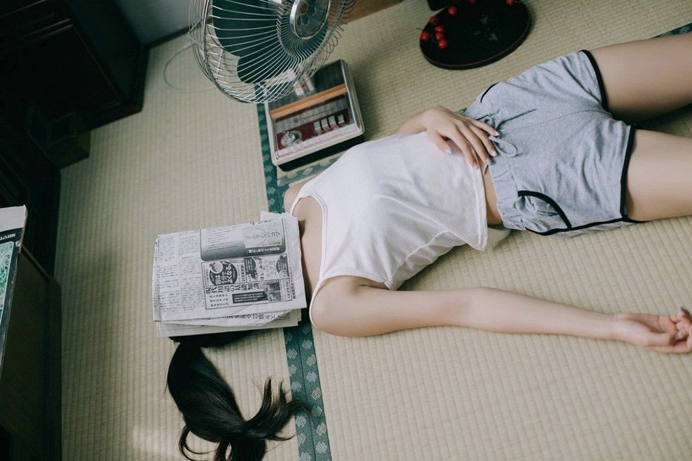 清纯马尾女孩白色吊带樱桃般水嫩可爱唯美艺术写真