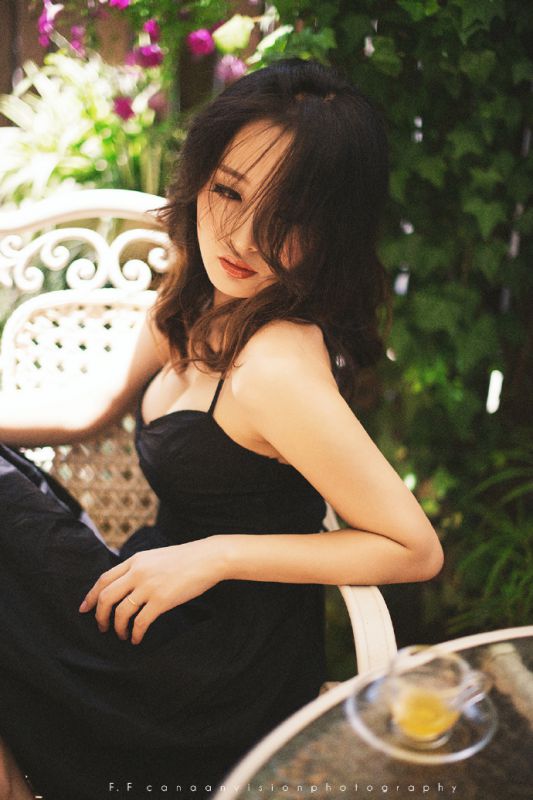 性感吊带裙美胸美女私房诱人写真