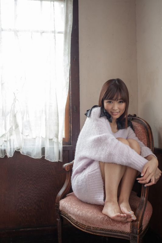 日本清纯少女m上舞棚拍露甜甜的微笑