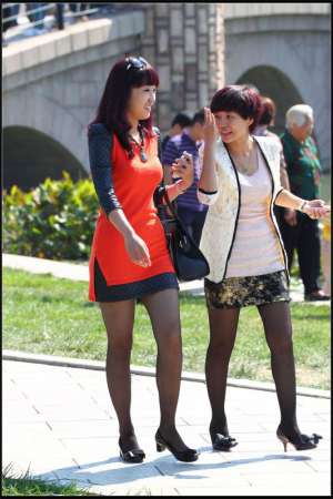 街拍丝袜热裤美女可爱高清图片