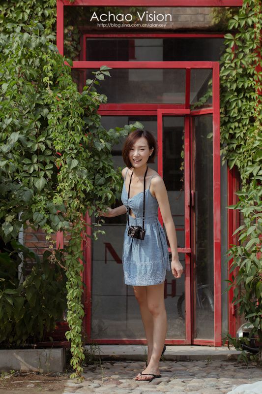 短发女生街头吊带短裙美拍