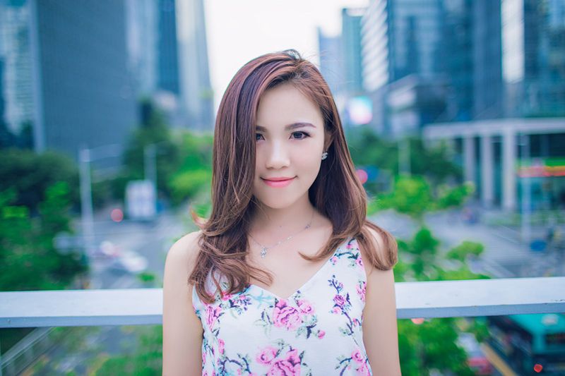 街拍性感熟女展高挑身材美照
