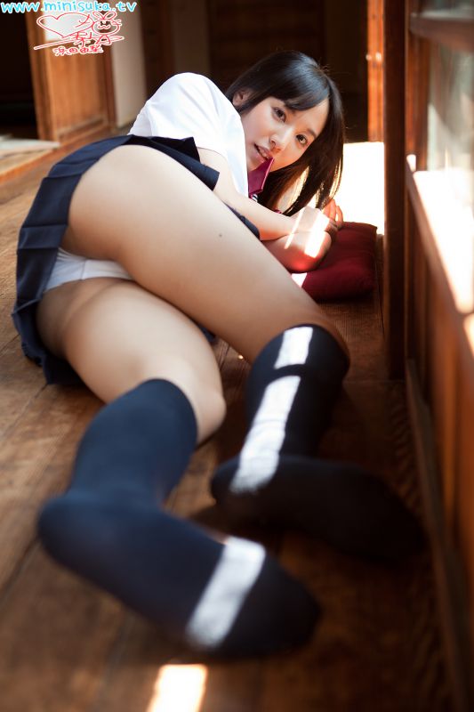 日本学生制服妹子浜田由梨甜美外拍照