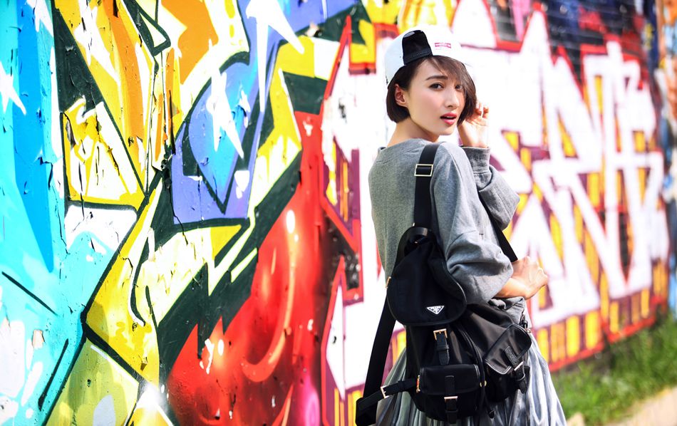 内地女星冯文娟化身酷女孩街拍照
