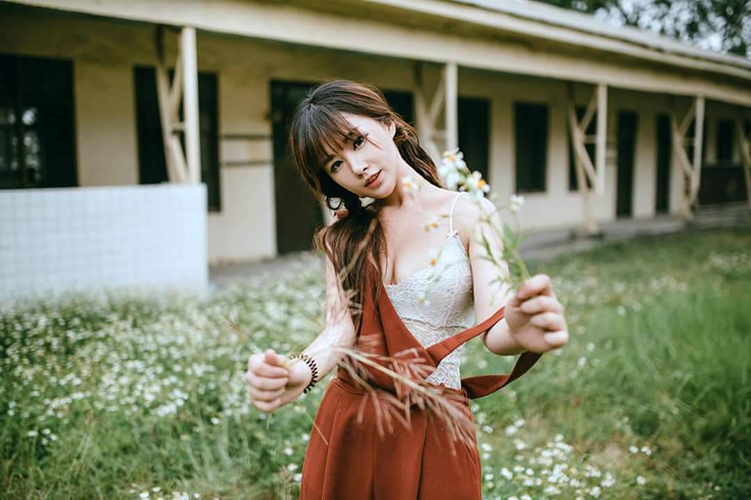 90后美女模特陈\充满忧伤感的私拍照