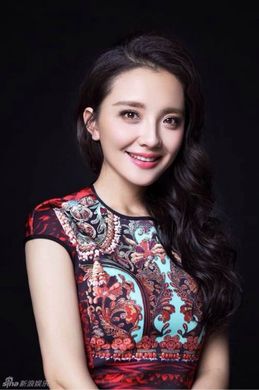 气质女神孙茜室内连衣长裙美照
