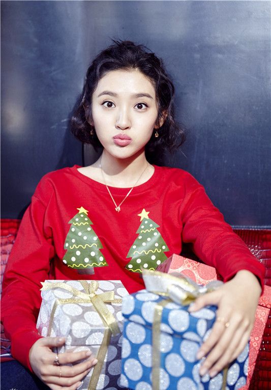 中国短发美女明星唐艺昕圣诞写真俏皮惹人爱