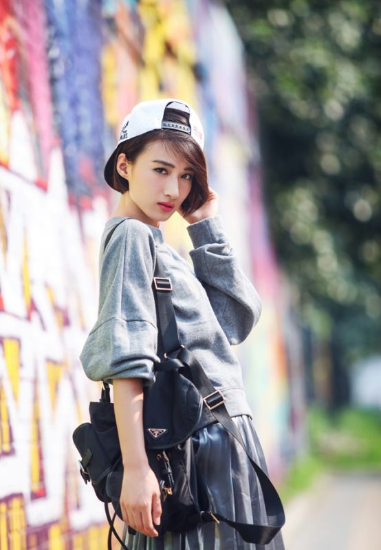 内地女星冯文娟化身酷女孩街拍照