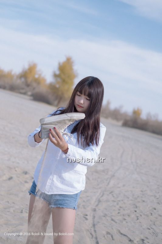 清纯系美女周闻在野外的摄影图片