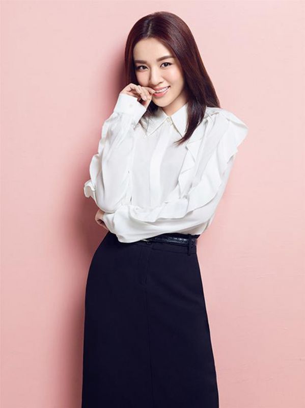 惊艳美女王晓晨西装亮相拍摄写真展女王范