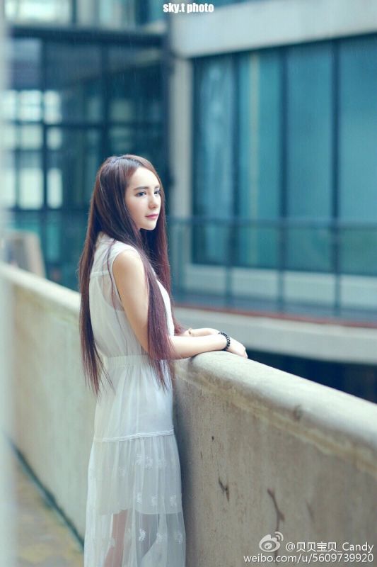长发气质美女伊蓓Eva街头写真照片