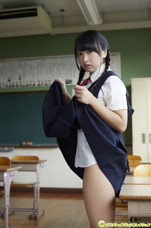 日本少女偶像一色杏子学生制服摄影图片