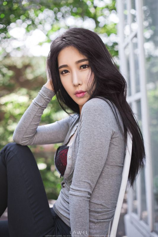最美韩国车模艾敏英室内写真小露性感