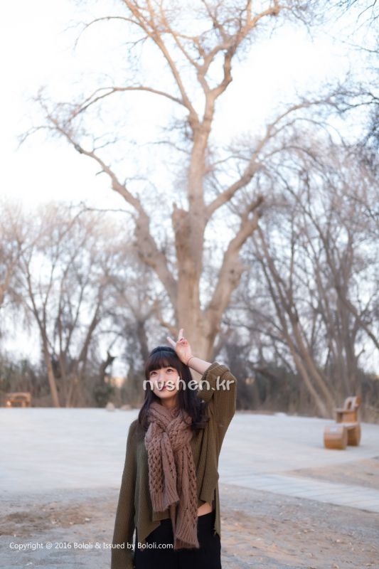 90后清纯妹子周闻沙漠旅拍写真图片