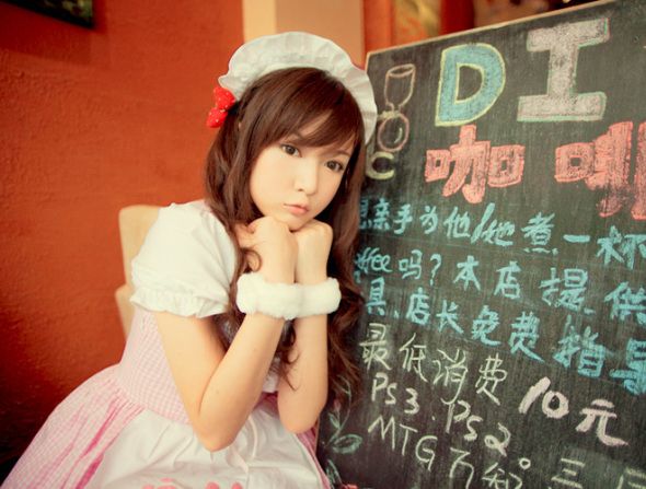 00后美女室内清纯迷人写照