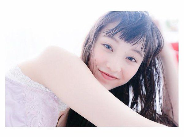 日本养眼美女山田爱奈户外清纯靓丽美照