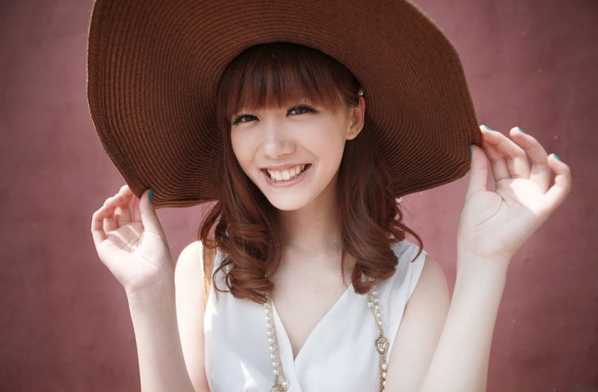 街拍黑色超短裙美女照片