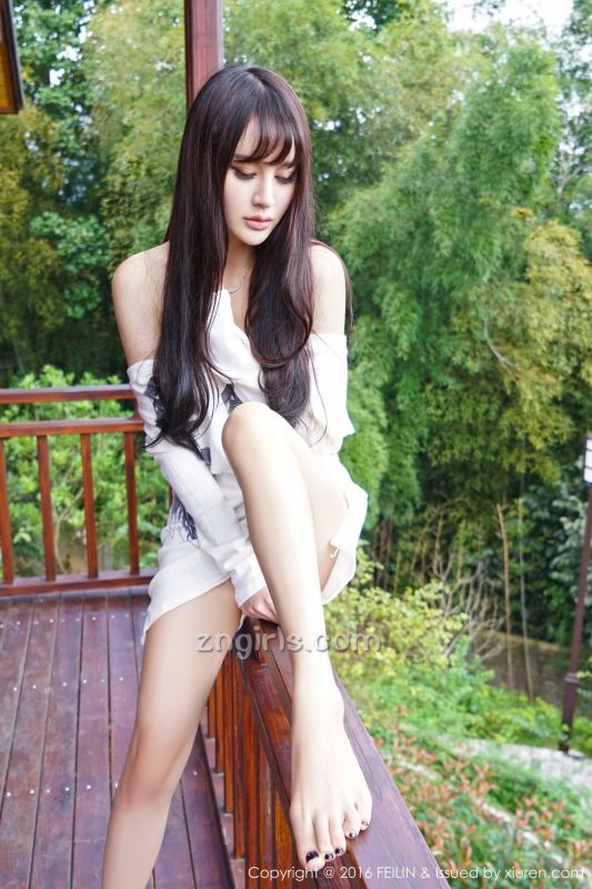 90后平面模特Cheryl青树旅拍写真图片